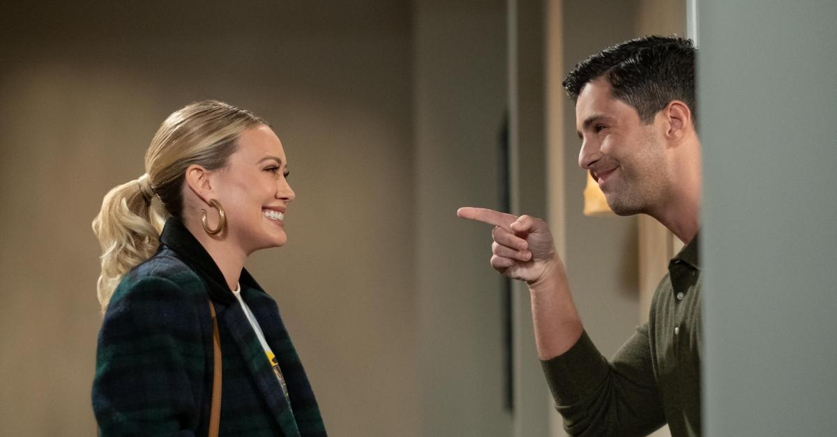 Hilary Duff stands at Josh Peck's door in a scene of 'HIMYF'