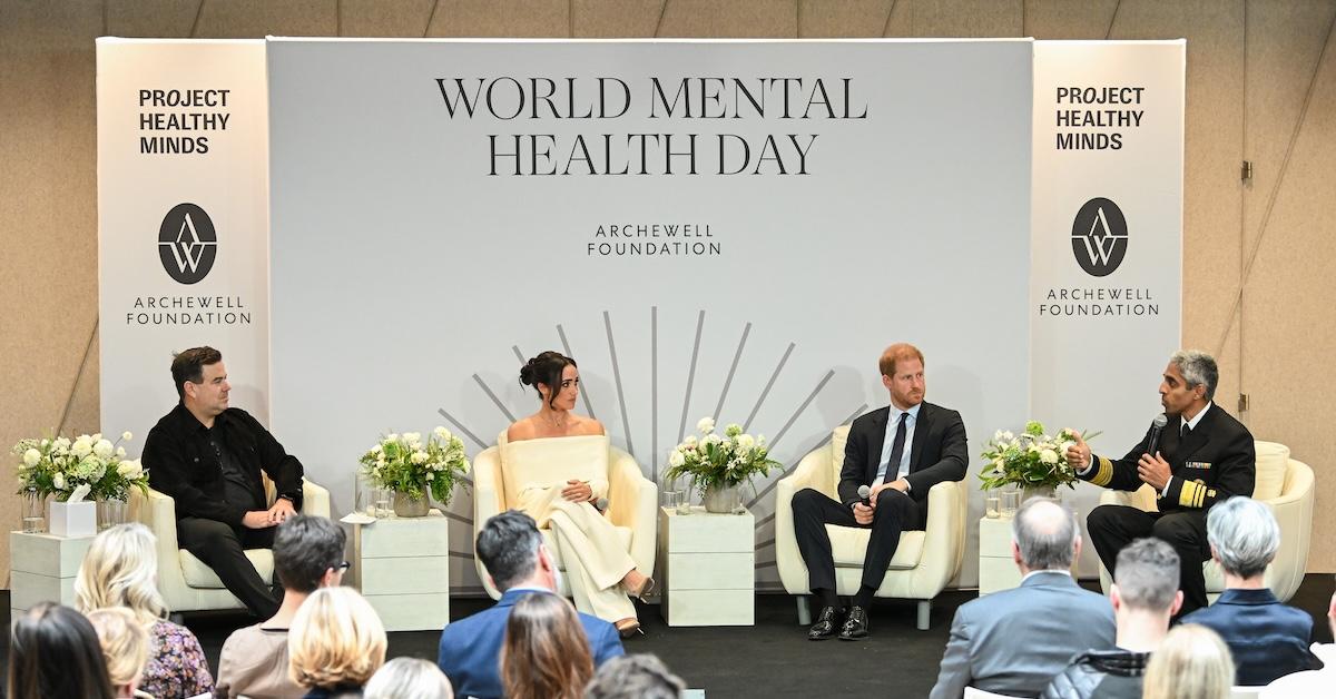 Carson Daly, Meghan, vojvotkinja od Sussexa, princ Harry, vojvoda od Sussexa i dr. Vivek H. Murthy govore na pozornici na samitu roditelja Zaklade Archewell: Mentalno blagostanje u digitalnom dobu tijekom Festivala Svjetskog dana mentalnog zdravlja projekta Healthy Minds 2023.