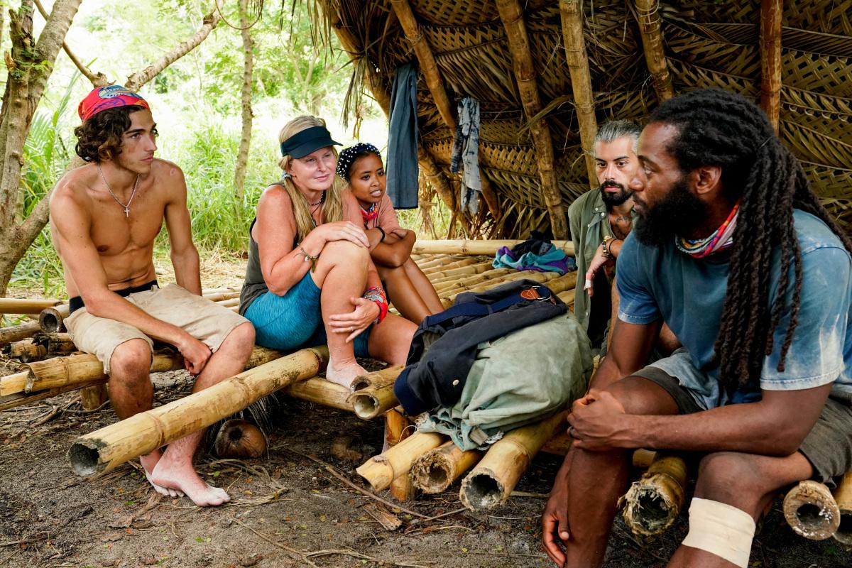 Heather talking with other castaways in 'Survivor'