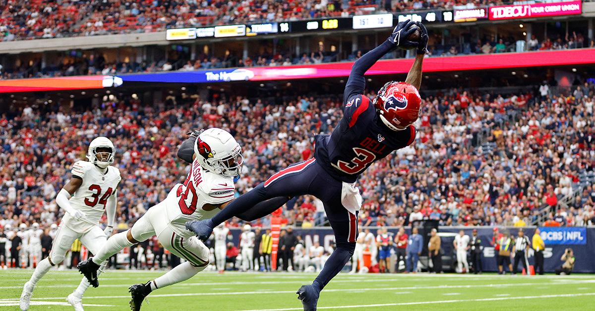 Tank Dell catching a ball during a game against the Arizona Cardinals. 