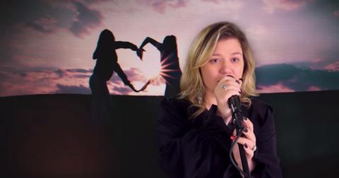 why-is-kelly-clarkson-not-wearing-makeup-1-1589991952398.jpg