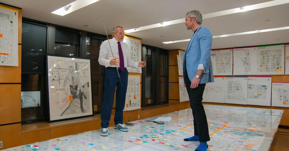 (l-r): An investor and Ryan Serhant