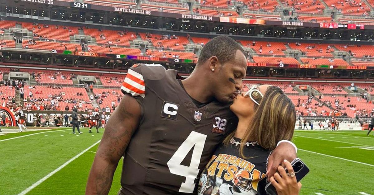 Deshaun Watson kissing Jilly Anais on the Browns field. 