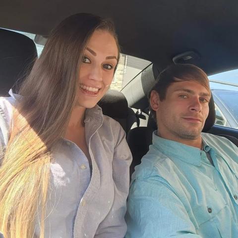 Lindsey and Blaine from 'Love After Lockup' posing for a selfie in the car.
