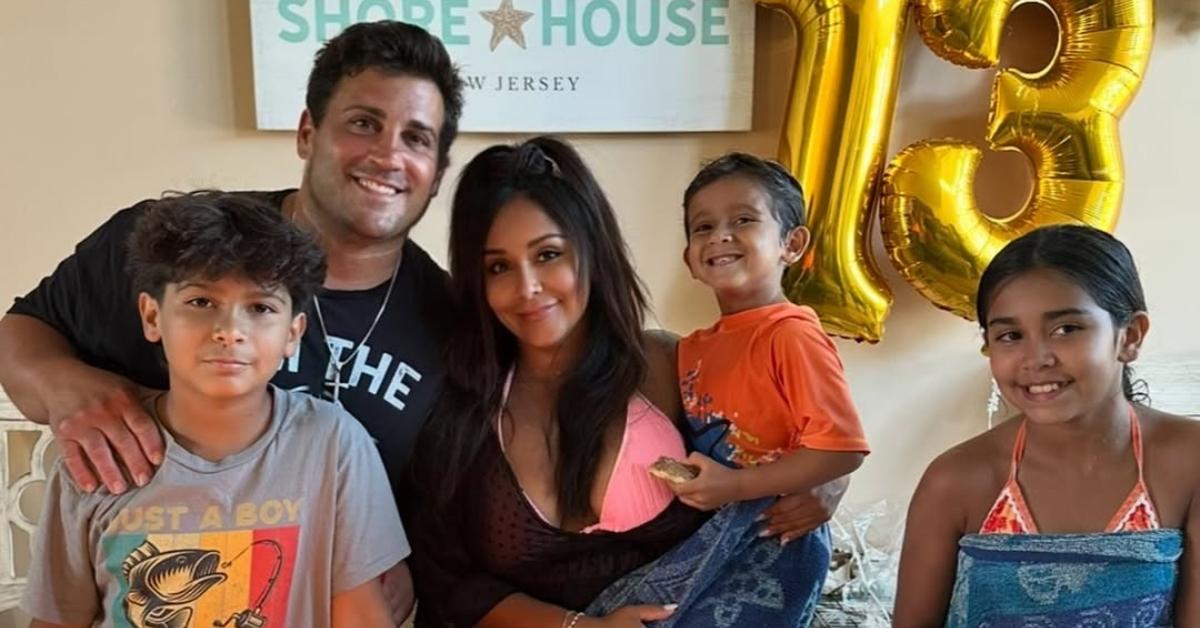 (l-r): Snooki's son, Lorenzo, Jionni Lavelle, Snooki, their son, Angelo, and daughter, Giovanna