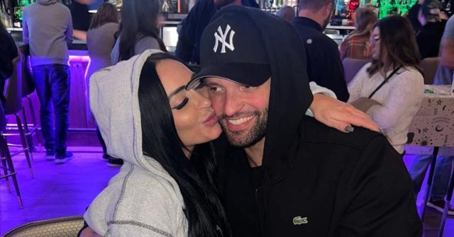 Angelina Pivarnick and Vinny Tortorella kissing at a bar