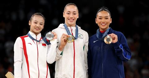 La médaillée d'argent Qiu Quan de l'équipe de Chine, la médaillée d'or Kaylia Nammour de l'équipe d'Algérie et la médaillée de bronze Sunisa Li.