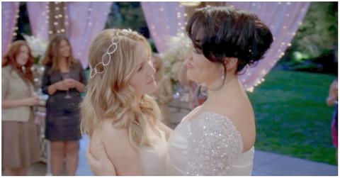 (l-r): Jessica Capshaw as Dr. Arizona Robbins and Sara Ramirez as Dr. Callie Torres