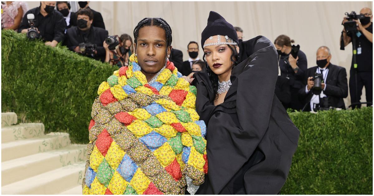 (gd) : A$AP Rocky et Rihanna posant ensemble au Met Gala 2021.