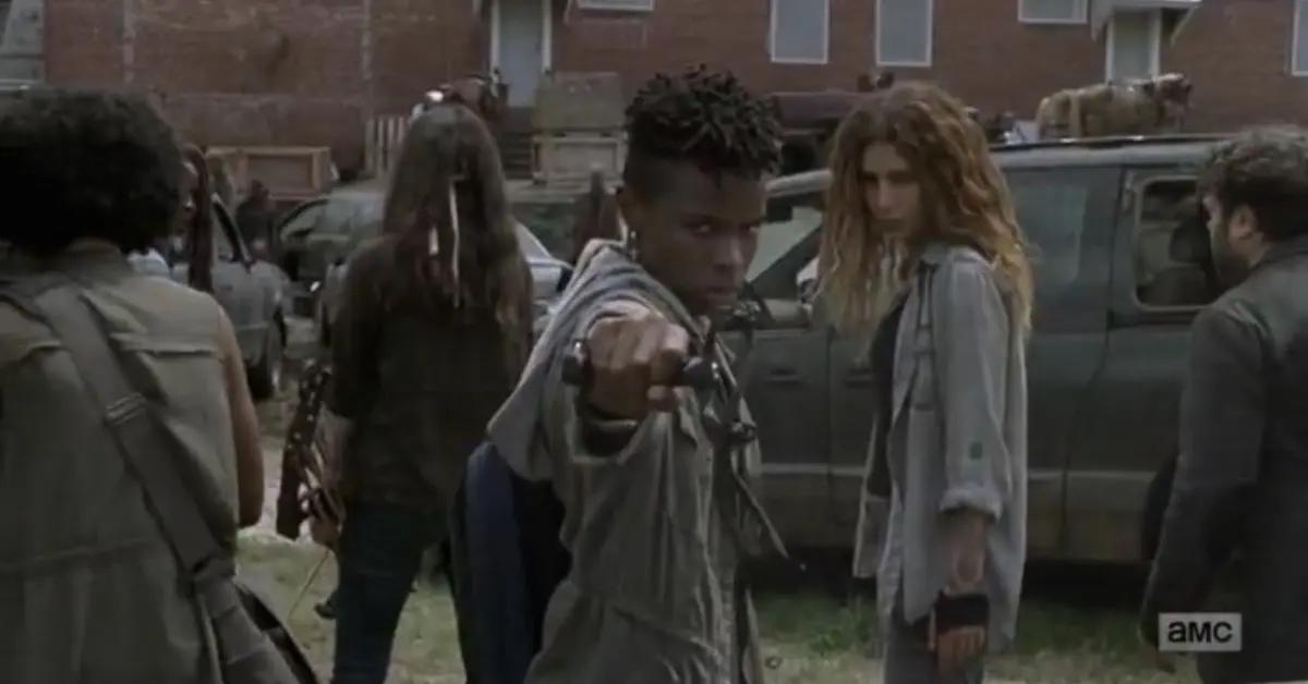 Kelly in 'The Walking Dead' holding a weapon.