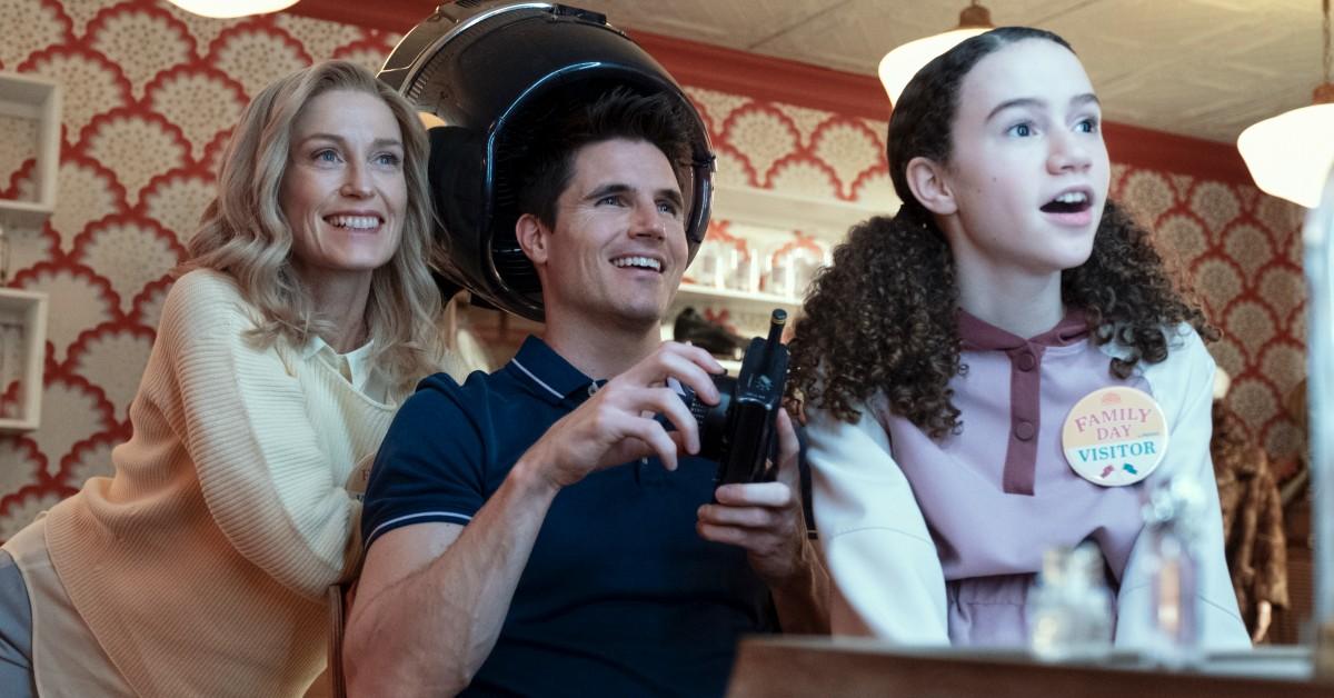 Viv (Jessica Tuck), Nathan Brown (Robbie Amell) and Neveah (Chloe Coleman)