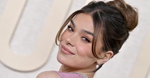 hailee steinfeld golden globes pink dress hair up