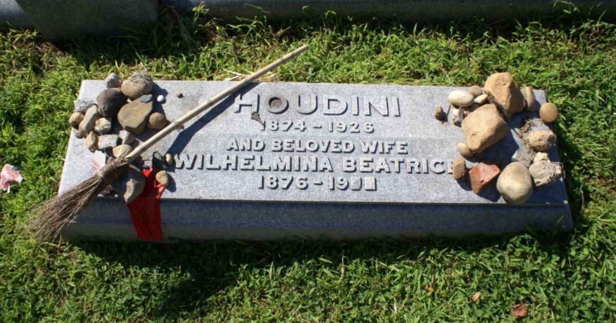 Harry and Wilhelmina Beatrice Houdini's grave