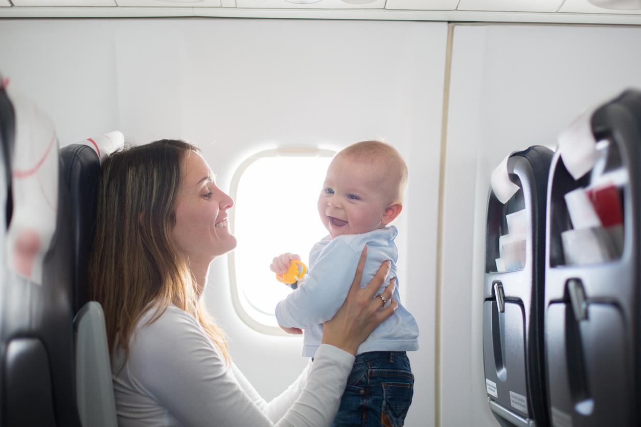 Man Refuses to Give Up Airplane Seat to New Mom and Baby, People Say He’s Right