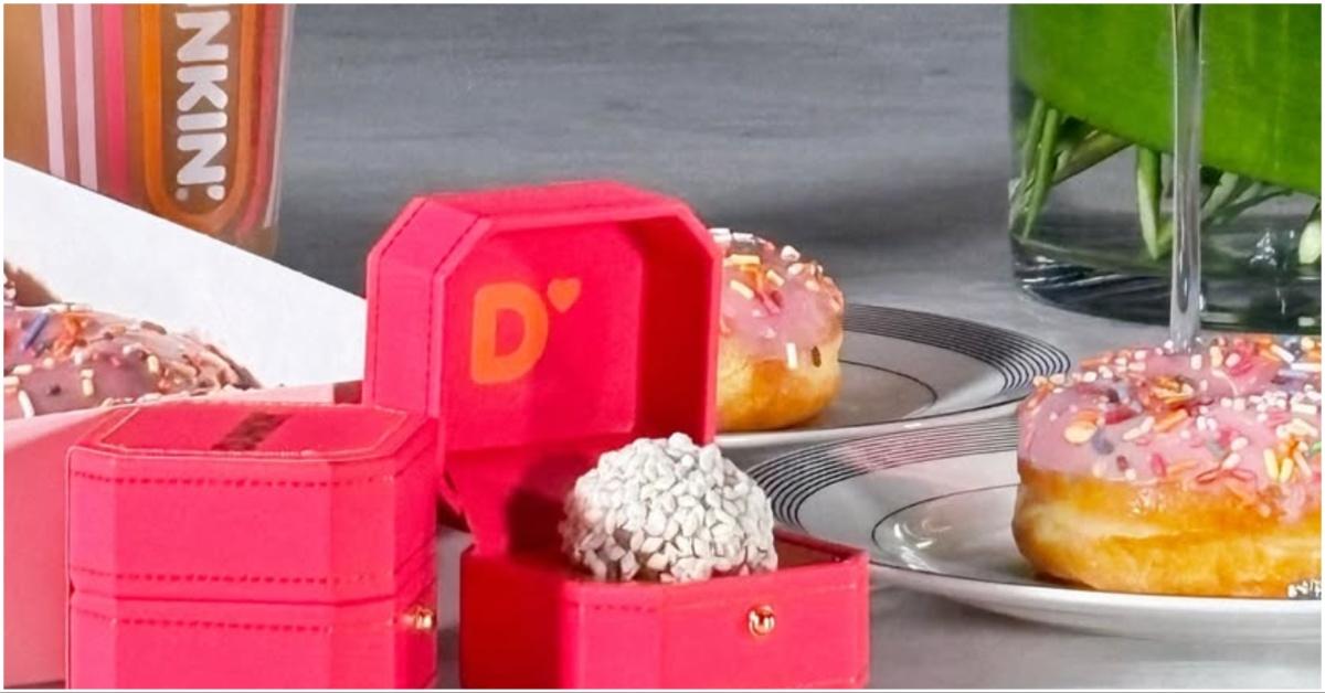 A picture from the promotion of the Dunkin ring box