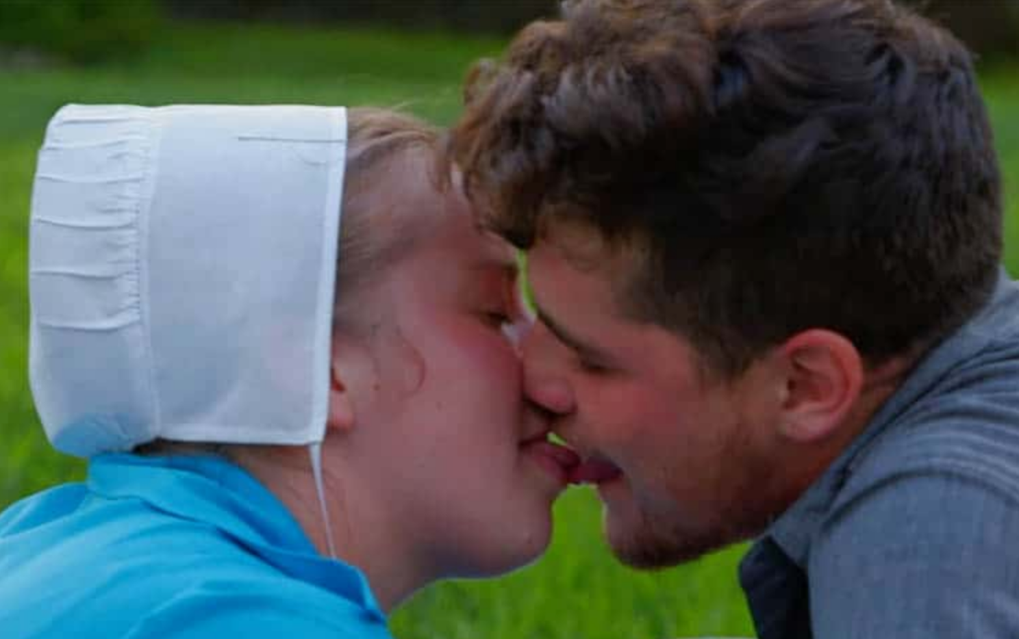 Maureen and Daniel kissing