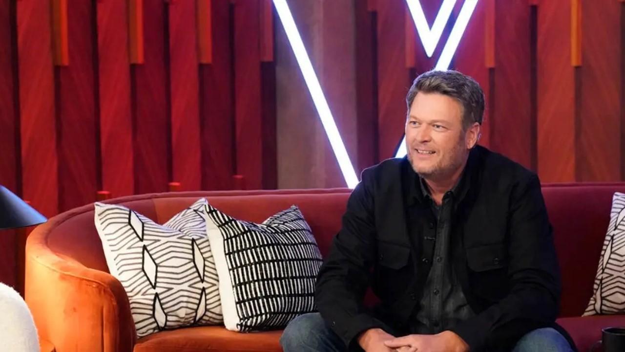 Blake Shelton sitting on a red couch on 'The Voice'