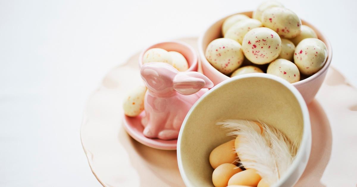 Ružičasti zec s pjegavim uskršnjim jajima