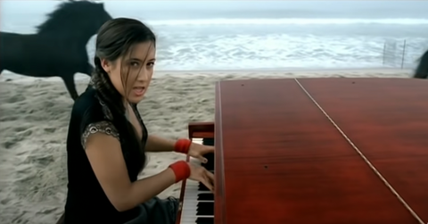 Vanessa Carlton singing 'A Thousand Miles'