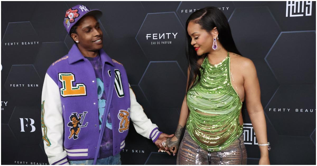 (gd) : A$AP Rocky et Rihanna se tenant la main lors d'un événement Fenty,