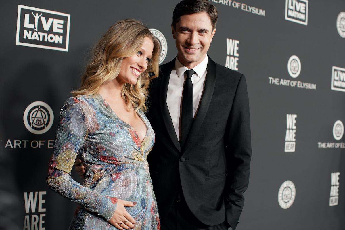 pregnant ashley hinshaw and topher grace