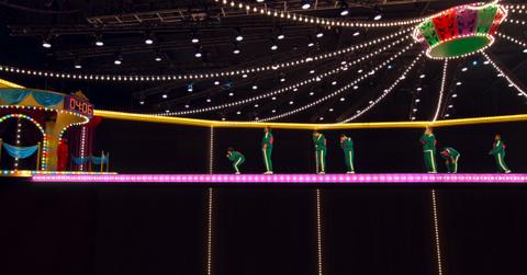 'Squid Game: The Challenge' contestants playing Glass Bridge.