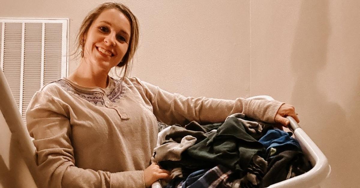 Jill Duggar holds a laundry basket