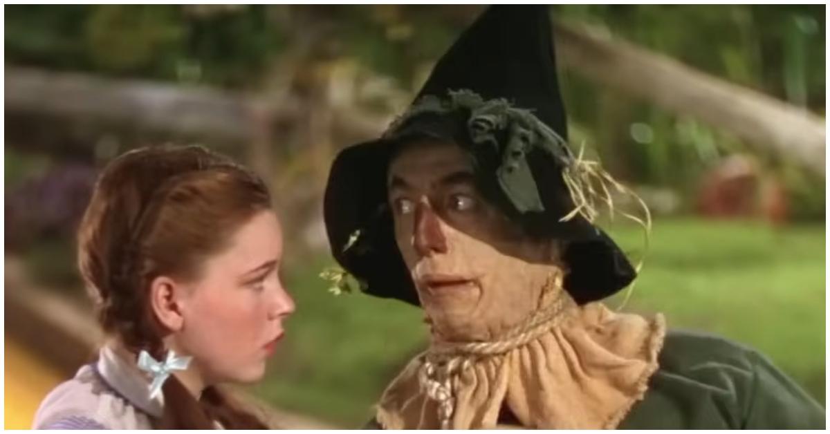 (l-r): Judy Garland as Dorothy and Ray Bolger as Scarecrow in 'The Wizard of Oz'