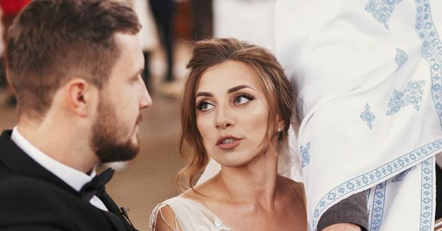 why do greek people break plates at weddings