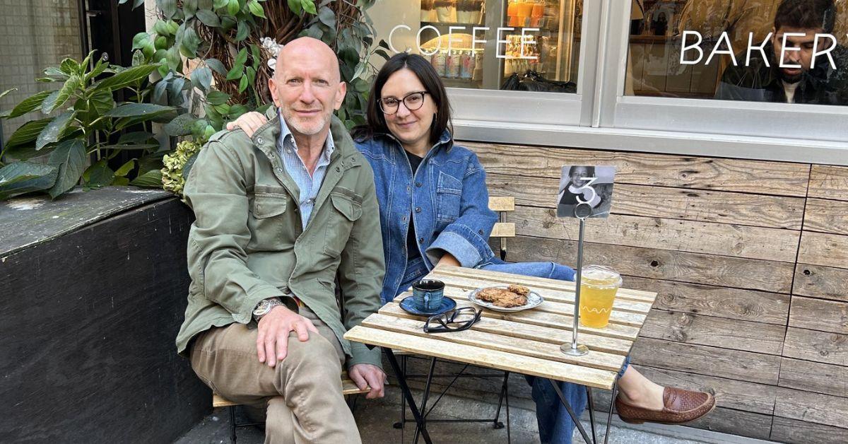 Bari Weiss with Simon Montefiore at a coffee shop. 
