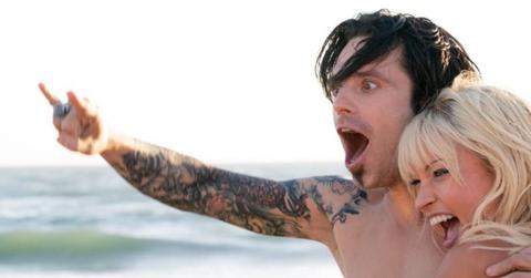 Rocker Tommy Lee and actress Pamela Anderson in Hulu's 'Pam & Tommy'.