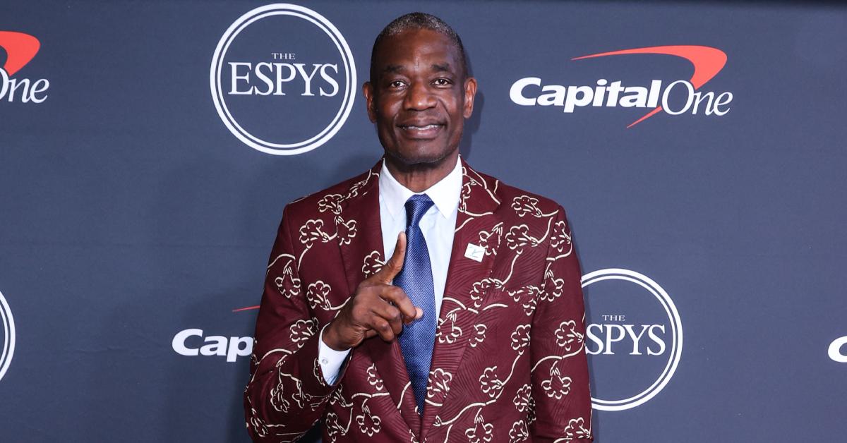 Dikembe Mutombo wags his finger at the 2022 ESPYs.