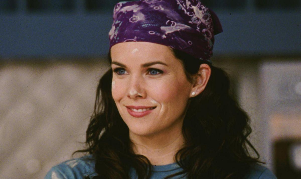 Lorelai Gilmore poses in a purple bandana on 'Gilmore Girls'