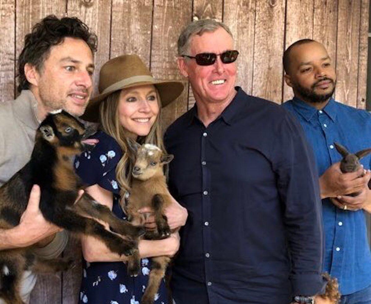 The cast of Scrubs,Donald Faison, Zach Braff, John C. McGinley, Sarah  Chalke and Judy Reyes posing On the set of Scrubs November 19, 2001 Stock  Photo - Alamy