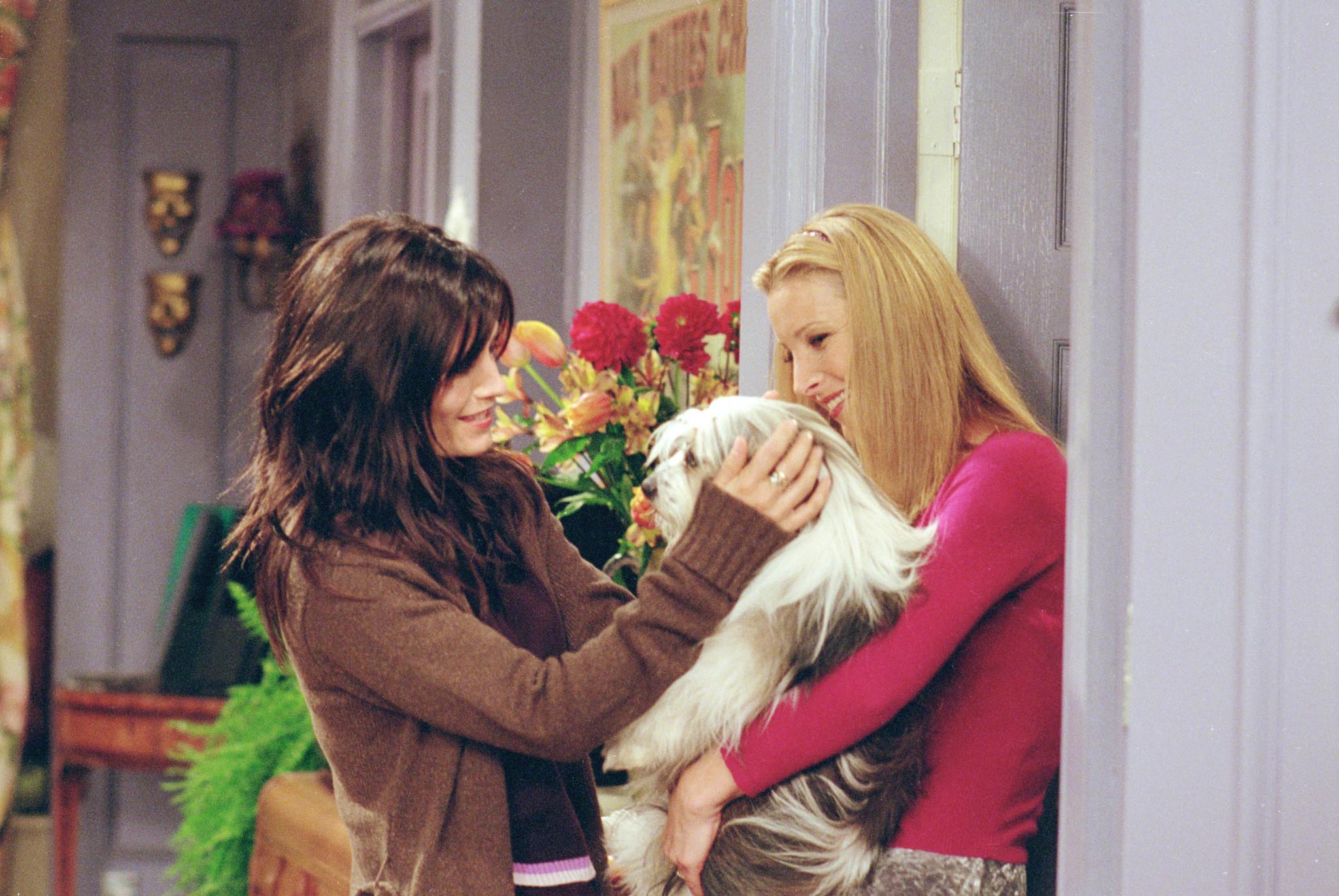 Monica and Phoebe with a dog in 'Friends' Thanksgiving