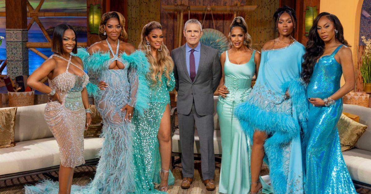 (L-R): Kandi Burruss, Kenya Moore, Drew Sidora, Andy Cohen, Marlo Hampton e Sanya Richards-Ross