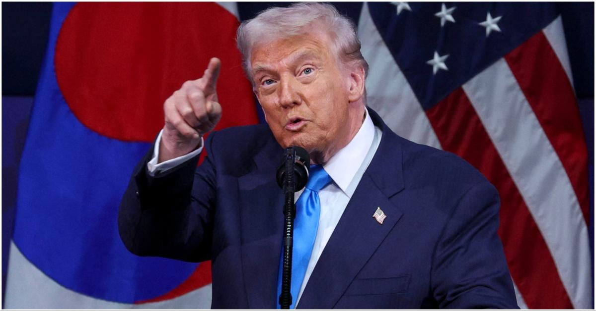 Donald Trump pointing at the crowd