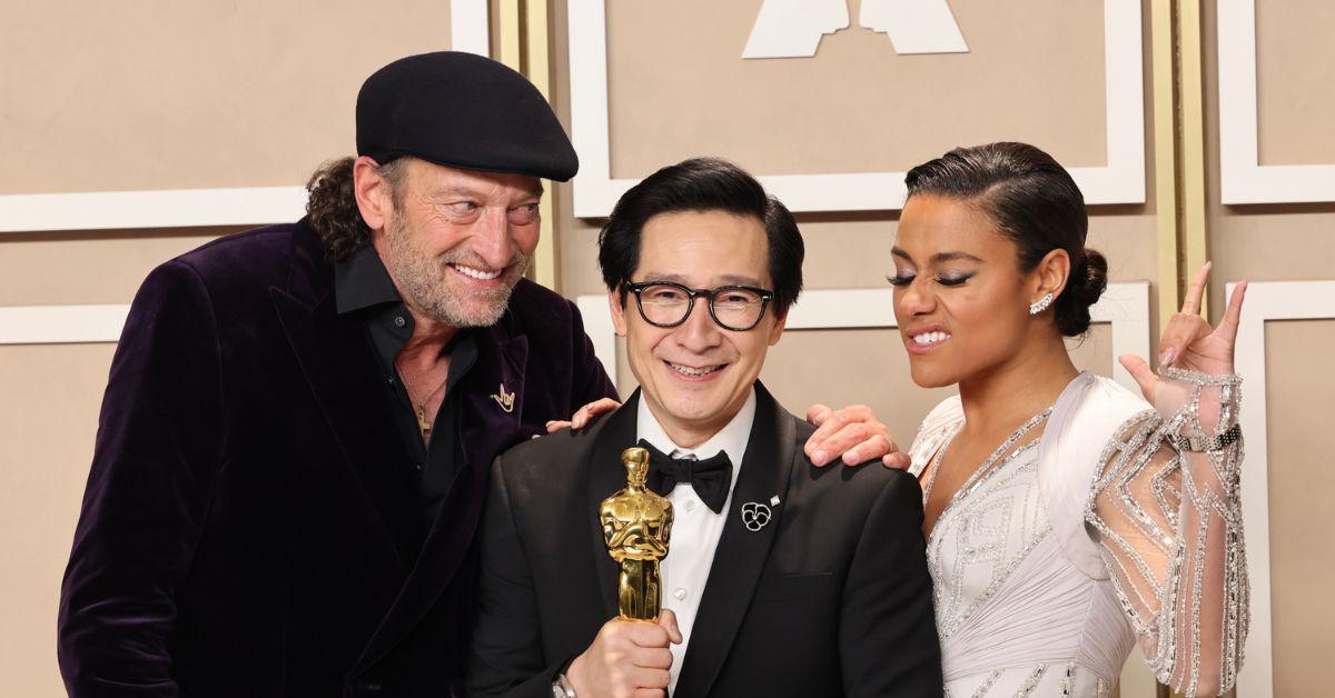 Troy Kotsur, Ke Huy Quan et Ariana Debose sur le tapis rouge des Oscars.