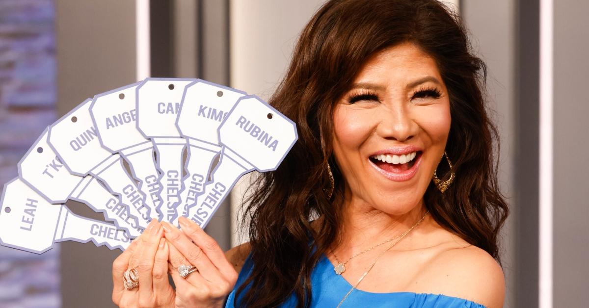 Julie Chen Moonves holds up all seven of Chelsie's votes