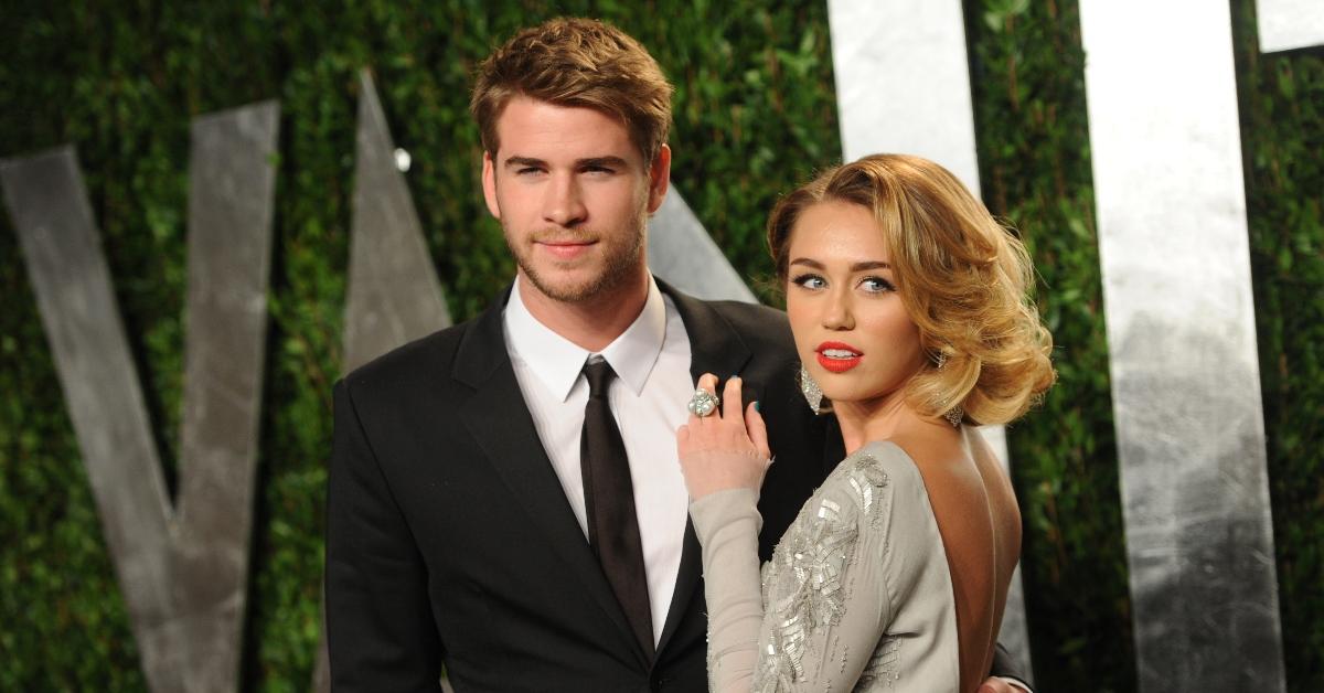 2012 : Liam Hemsworth (à gauche) et Miley Cyrus assistent à la 18e soirée annuelle des Oscars de Vanity Fair au Sunset Tower Hotel.  (Photo de Tyler Boye/WWD/Penske Media via Getty Images)