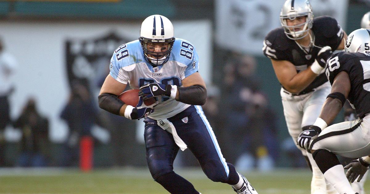 Frank Wycheck with the football during a game against the Raiders.