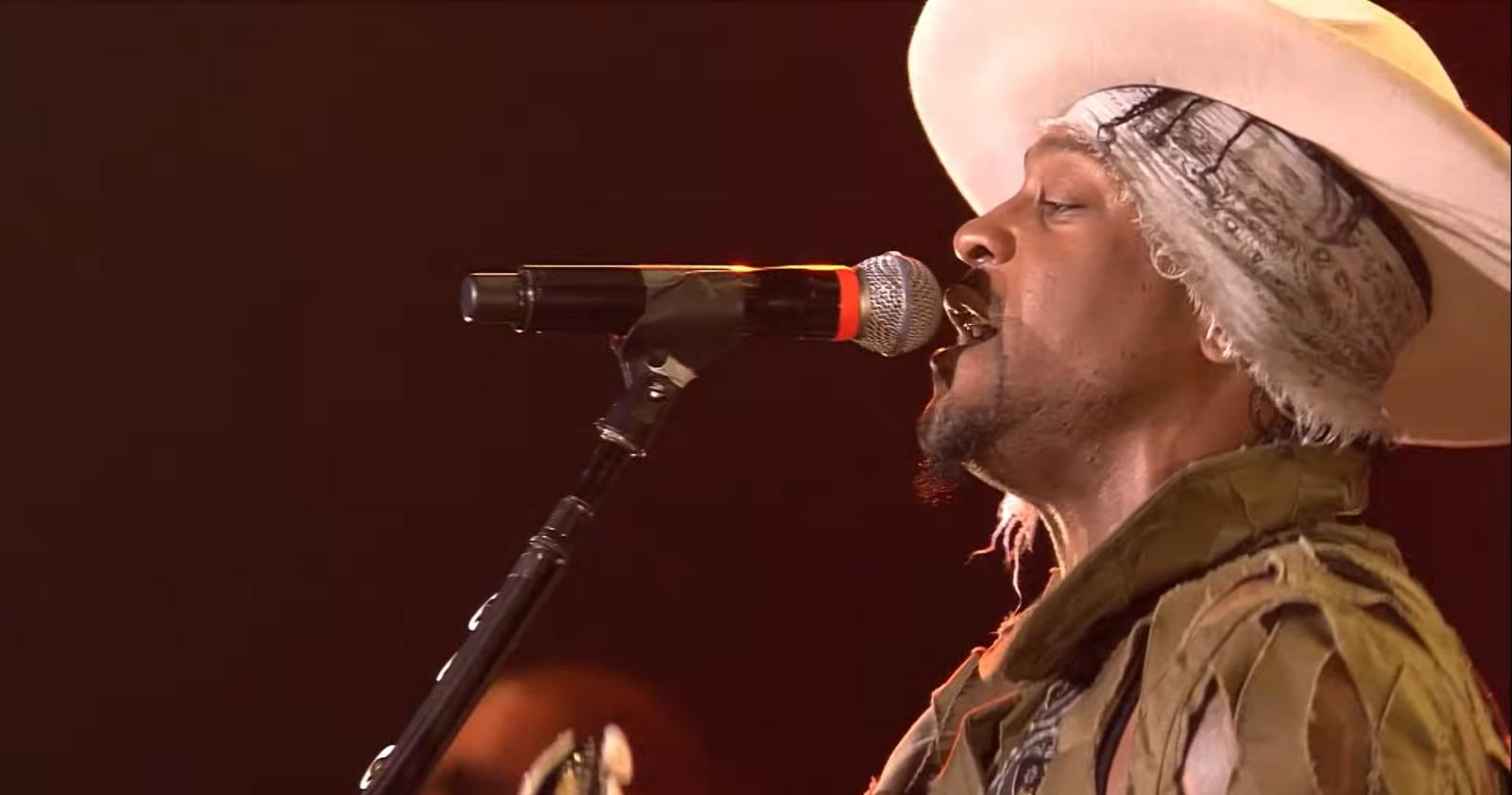 d'angelo-performing