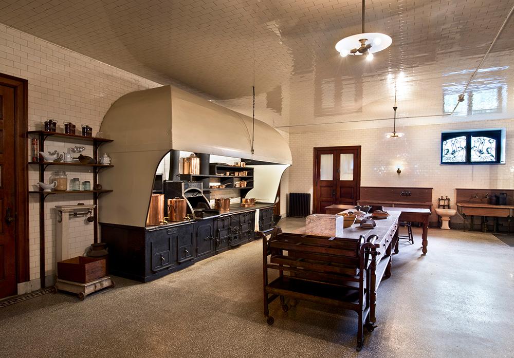 Château-sur-Mer kitchen