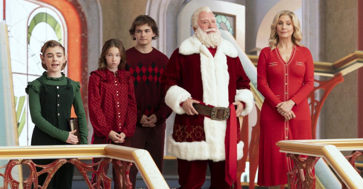 Matilda Lawler, Elizabeth Allen-Dick, Austin Kane, Tim Allen, and Elizabeth Mitchell in 'The Santa Clauses'