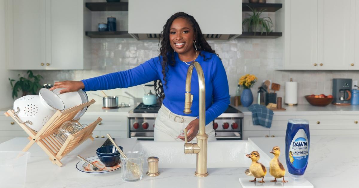 Jennifer Hudson cleaning dishes with Daen