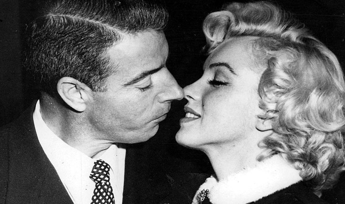 Joe DiMaggio and Marilyn Monroe kiss