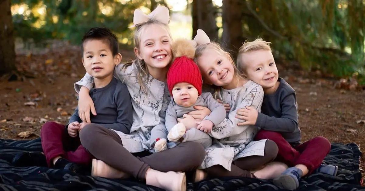 Myka Stauffer's kids sitting outside.