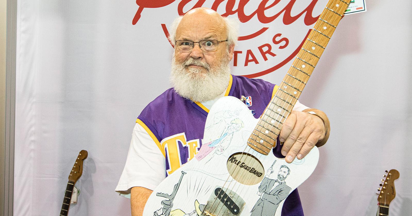 Kyle gass holding guitar