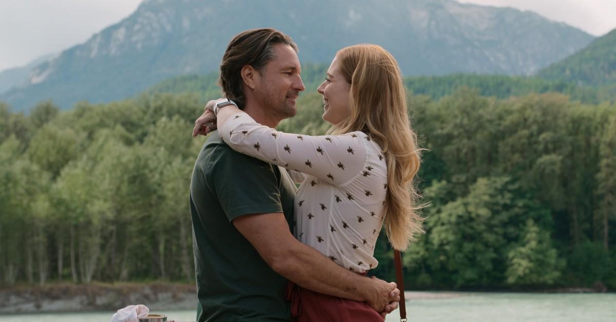 (L to R) Martin Henderson as Jack Sheridan, Alexandra Breckenridge as Mel Monroe