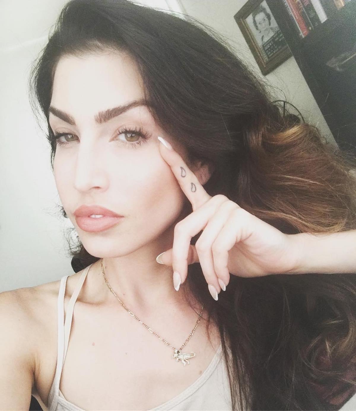 Stevie Ryan posant pour la caméra